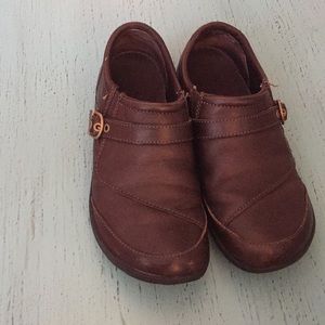 Brown merrell clogs